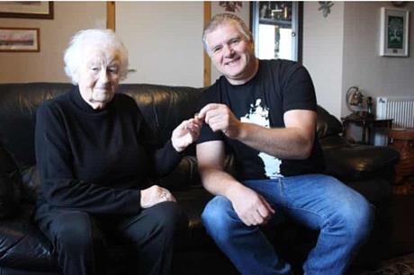 الاردن - بعد 50 عاماً.. سيدة أسكتلندية تعثر على خاتمها الضائع