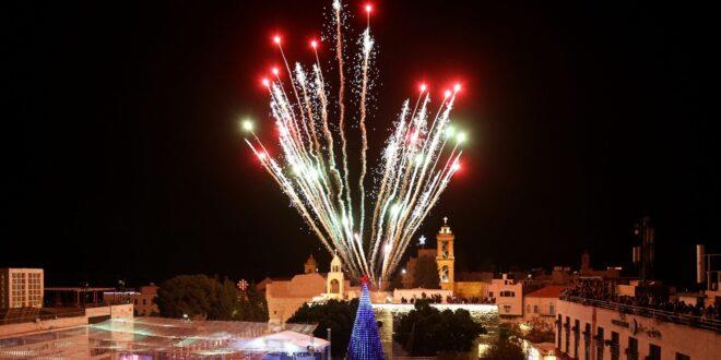 الفلسطينيون يطبعون لمساتهم الوطنية والإنسانية في احتفالات إضاءة أشجار الميلاد على أرضهم التاريخية
