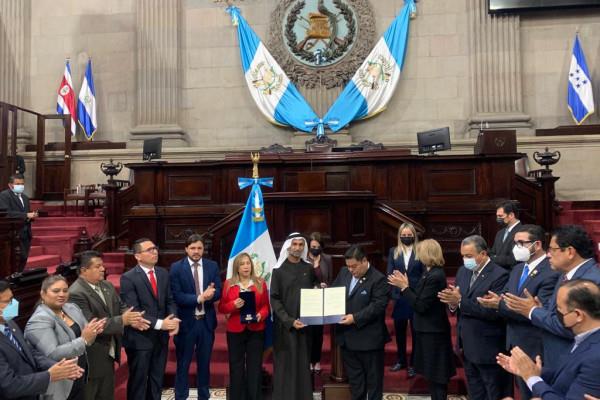Al Jarwan presents President of Guatemala with commemorative coins marking UAE's 50th Anniversary