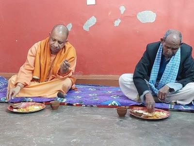  Manjhi criticizes Yogi for eating food at house of Dalit family 