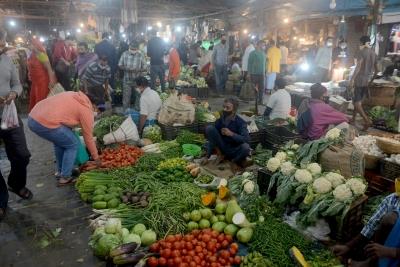  India's Dec wholesale price inflation sequentially eases to 13.56% (Ld) 