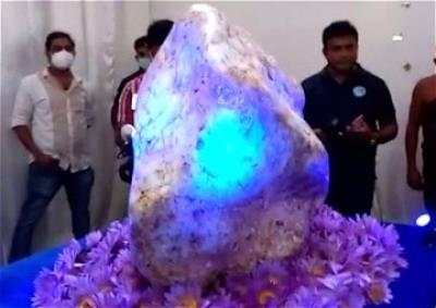  World's largest sapphire cluster unearthed in SL enters Guinness Book 