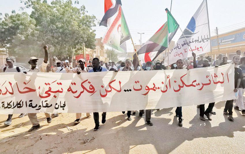 مقتل ضابط ومتظاهر وإطلاق الغاز المسيل للدموع على آلاف المتظاهرين في الخرطوم