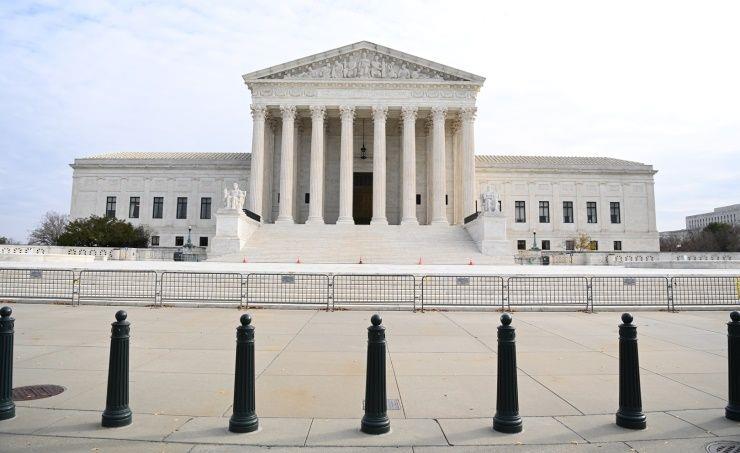 المحكمة الأمريكية العليا ترفض قرار بايدن بفرض الزامية التلقيح على الشركات