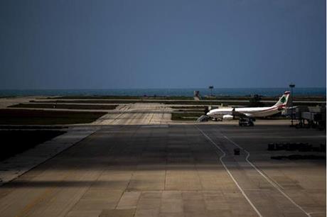 الاردن - وزير النقل اللبناني يعلق على اكتشاف ثقب في طائرة يونانية بمطار بيروت