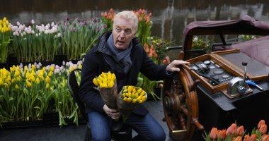 مصر - صور.. مزارعون يوزعون الزهور فى أمستردام بسبب فتح المتاجر بعد إغلاق كورونا