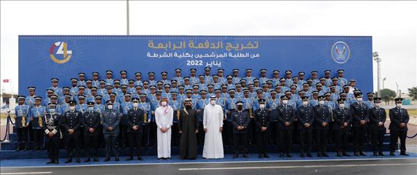 Qatar - PM hands over certificates to 4th batch of Police College graduates