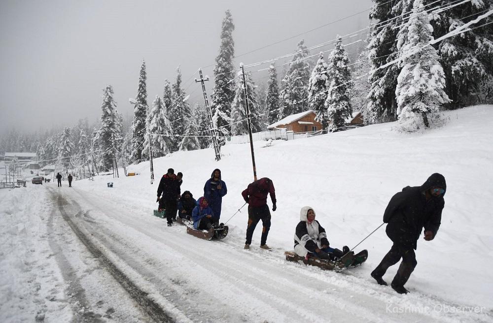 Cold Wave Eases in Kashmir After Snowfall in Upper Reaches