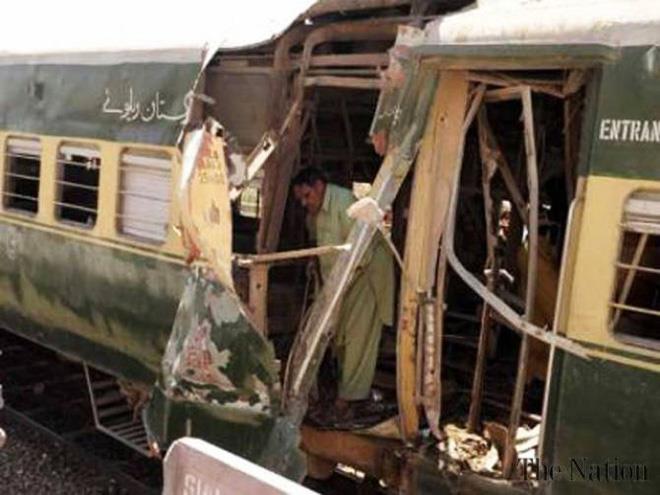 5 injured as passenger train derails after being hit by explosion in SW Pakistan