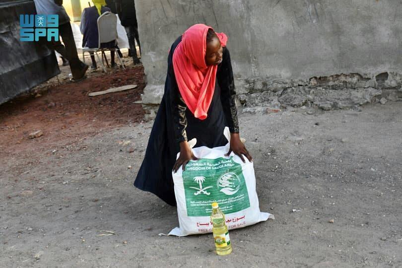 Saudi - KSrelief Distributes 18 Tons of Food Baskets in Sudan