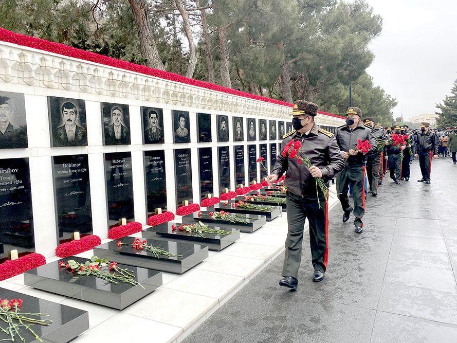 Leadership of Azerbaijani MoD visits Alley of Martyrs