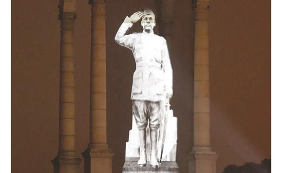 Qatar - Indian PM unveils hologram monument to anti-British hero