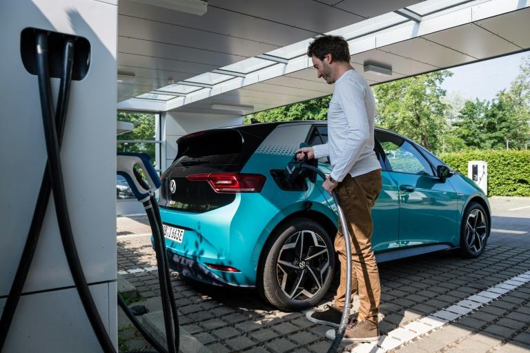 Volkswagen hits 2021 EU emissions target after 2020 miss