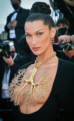  Bella Hadid quits drinking after seeing her brain scan 