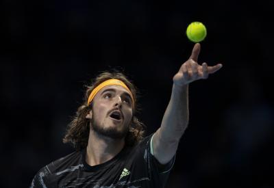  Tsitsipas, Medvedev in Australian Open quarters after tough outings 
