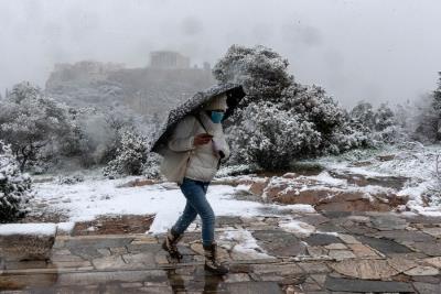  Cold wave grips Greece, snowfall disrupts traffic 