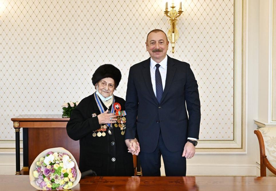 President Ilham Aliyev presents Istiglal Order to Chairperson of Organization of Veterans of War, Labor and Armed Forces of Azerbaijan (PHOTO)