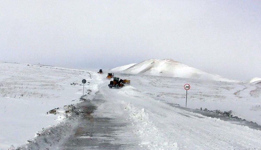 Azerbaijan Army's Engineering Troops continue activities on clearing roads of snow - MoD (VIDEO)