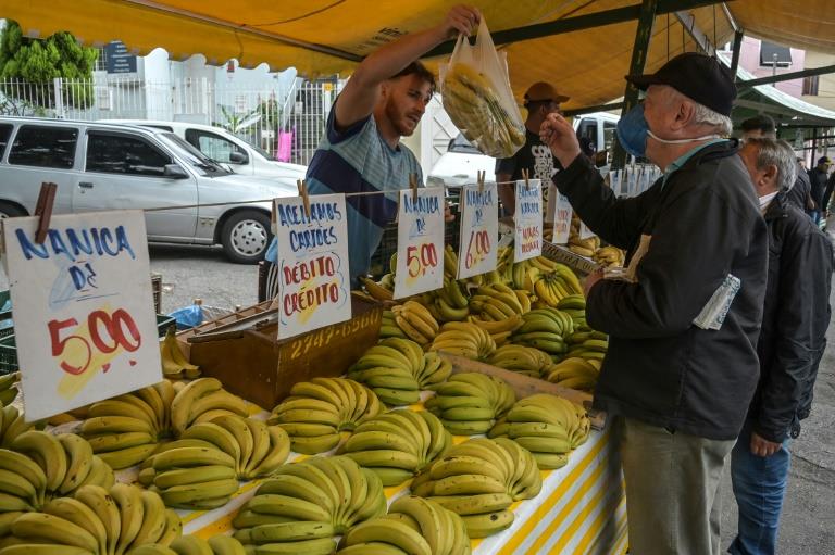 Brasil eleva taxa de juros para dois dígitos