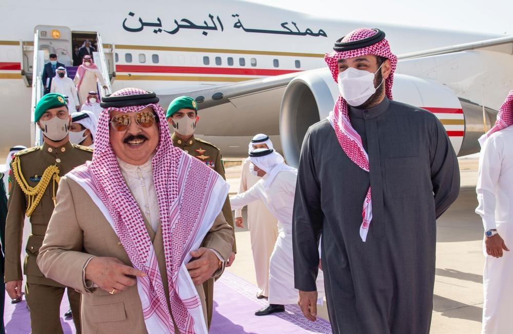 ملك البحرين يصل السعودية وولي العهد في مقدمة مستقبليه - جريدة الوطن السعودية