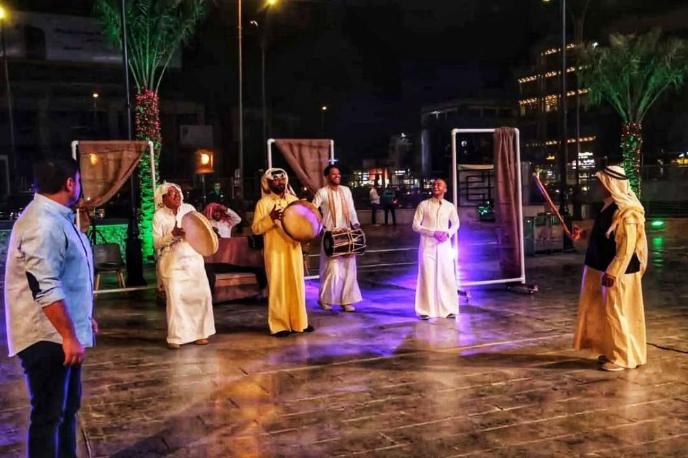 السعودية - سعوديون يؤدون عرضا مسرحيا في بغداد