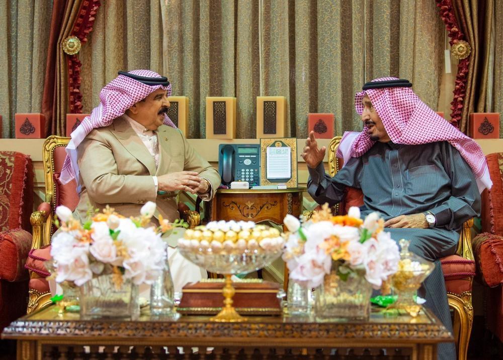 خادم الحرمين يستقبل ملك البحرين - جريدة الوطن السعودية