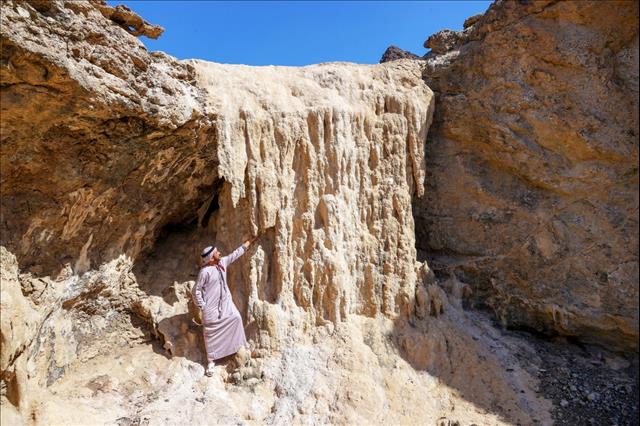الإمارات - شلال ميدق المتحجر تحفة طبيعية في جبال الفجيرة' 
