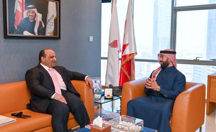 الأمين العام للأولمبية البحرينية يستقبل اسحاقي ويشيد بإنجازات كرة اليد البحرينية