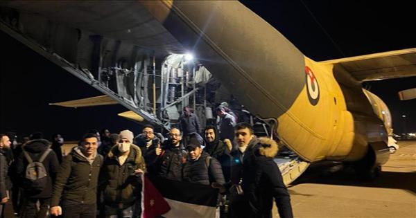 الاردن - فلسطينيون على متن الطائرة العائدة من أوكرانيا