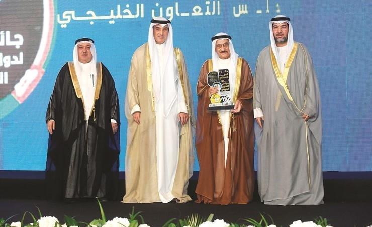 تكريم الشيخ محمد بن عبدالله آل خليفة بجائزة العمل الإنساني لدول مجلس التعاون الخليجي
