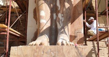 عشاق الحضارة الفرعونية.. شاهد أعمال ترميم تمثال الملك تحتمس الثانى بالكرنك