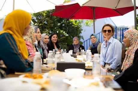 الملكة رانيا العبدالله تطلع على برامج جمعية سيدات عجلون الخيرية