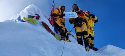  Doctor Couple From Gujarat Scales Mount Everest 