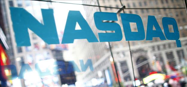 NASDAQ Dives, Dow Escapes With Some Dignity