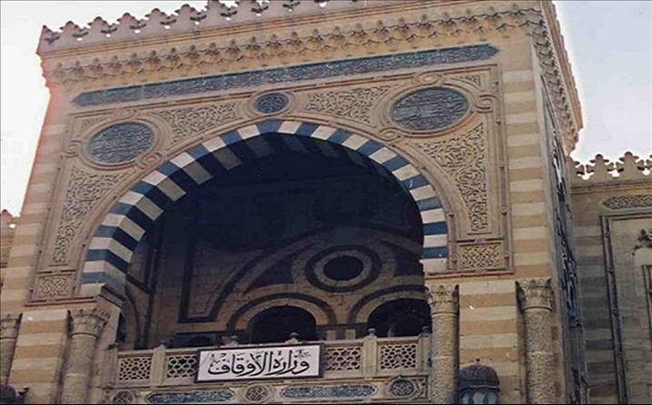 أشهر مساجد مصر يطرد مصليه