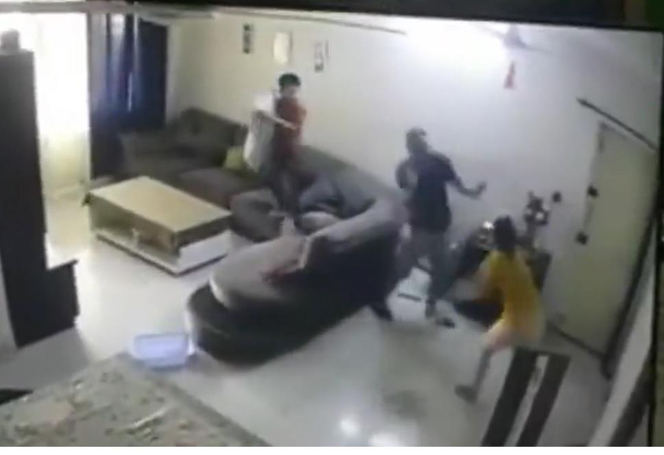 فيديو صادم.. رجل يوثق تعرضه للضرب على يد زوجته بشكل متكرر وعنيف