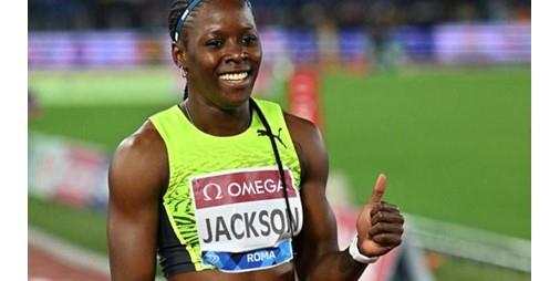 العداءة جاكسون تحقق ثالث أسرع زمن في التاريخ في سباق 200 متر