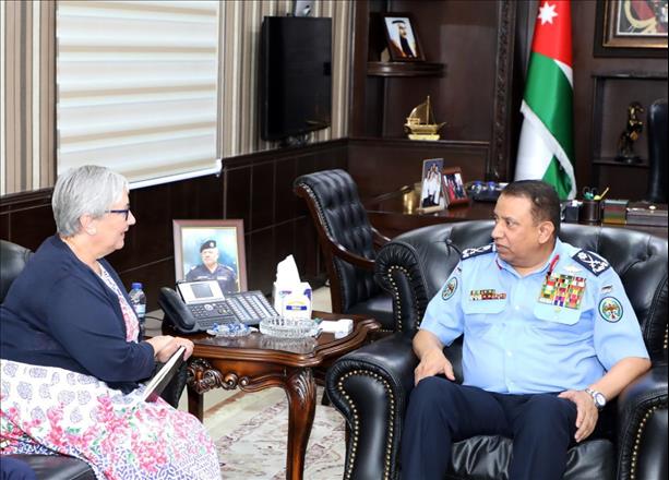 مدير الأمن العام يلتقي السفيرة الكندية في عمان