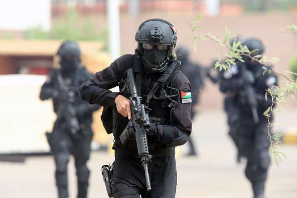 تبادل إطلاق نار بين الأمن ومسلحين جنوب عمان قبل إلقاء القبض عليهم
