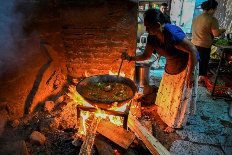 Sri Lankans return to cooking with firewood as economy burns