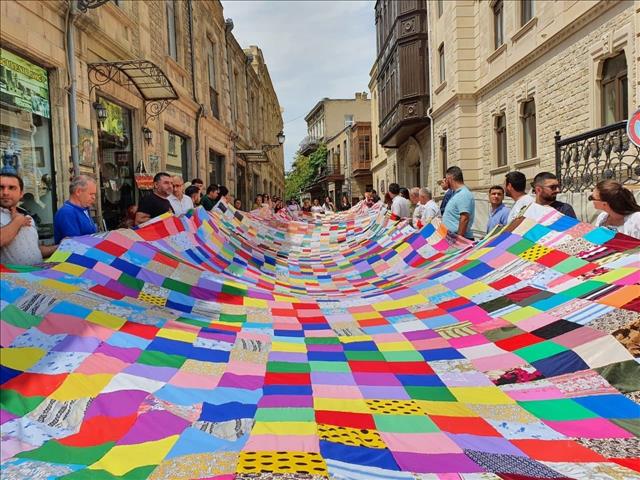 Gurama: Giant Patchwork Showcased In Baku