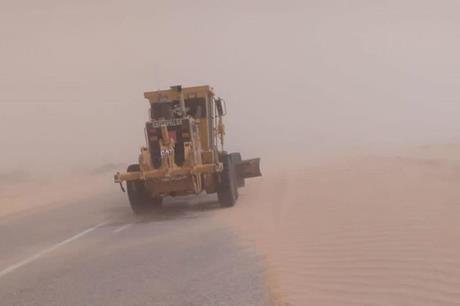 وزارة الأشغال تتعامل مع تجمع للرمال على طريق وادي عربة