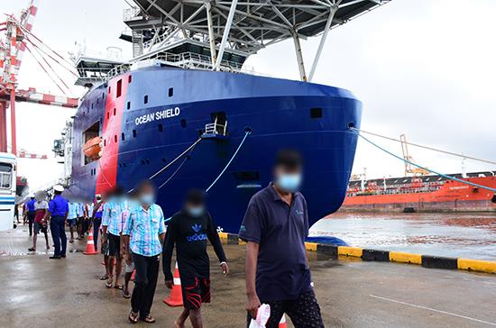 Australian Ship Brings Back 46 Illegal Immigrants From Sri Lanka
