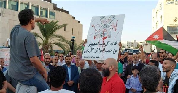 أردنيون يعتصمون أمام المسجد الكالوتي تضامنا مع غزة (شاهد)