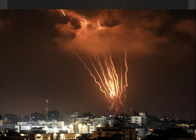 بينها نتانيا : المقاومة تطلق مئات الصواريخ على المدن الاسرائيلية