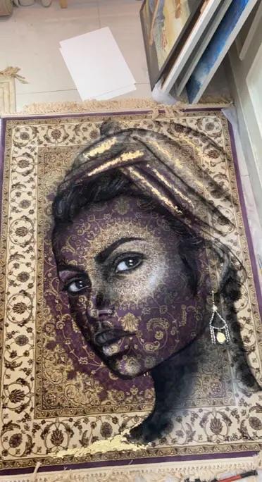 رسامة سعودية تبهر متذوقي الفن بالرسم على السجاد