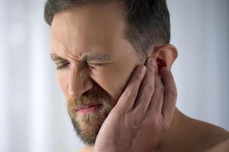 أسباب حكة الأذن.. احذر من التهاب القناة السمعية