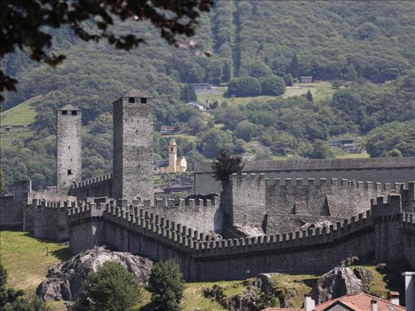 بيلينزونا 'الإيطالية'.. موطن أفضل قلاع القرون الوسطى في سويسرا (فيديو)' 