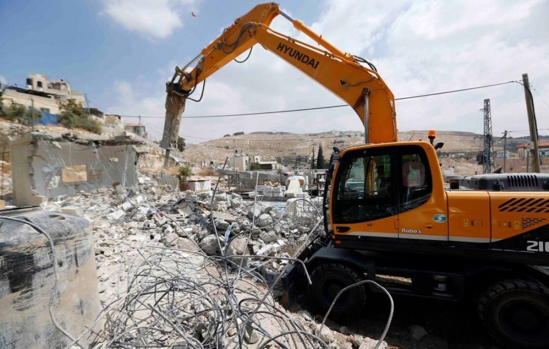 آليات الاحتلال الإسرائيلي تهدم غرفتين سكنيتين في بلدة العيسوية