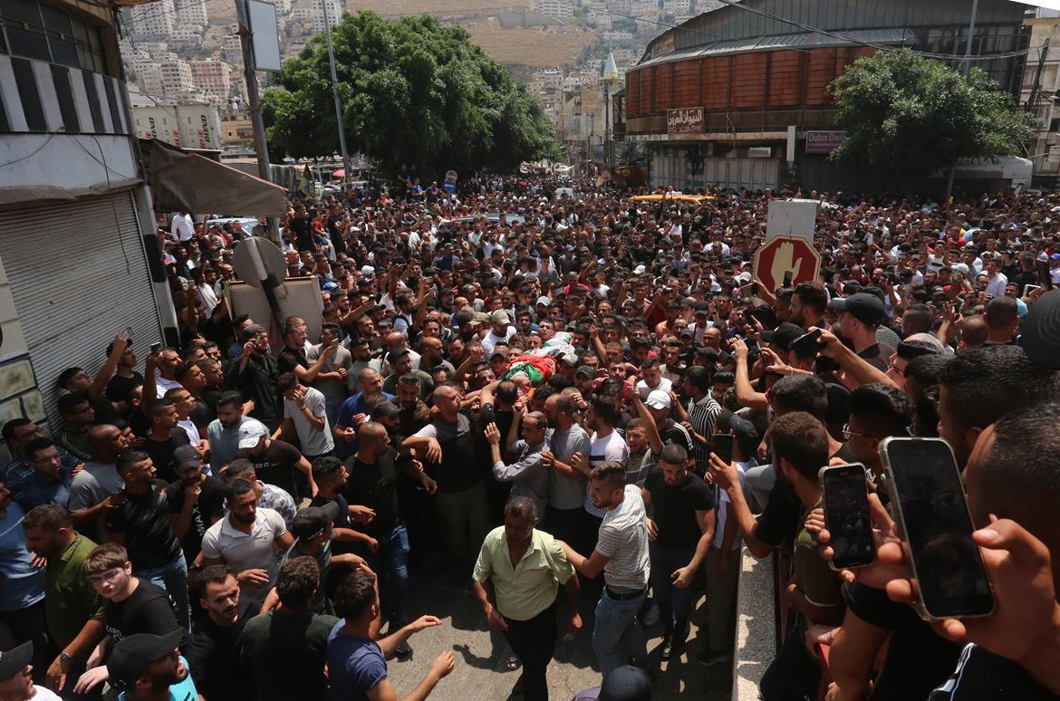 عشرات الآلاف يشيعون شهداء نابلس الثلاثة في موكب جنائزي مهيب